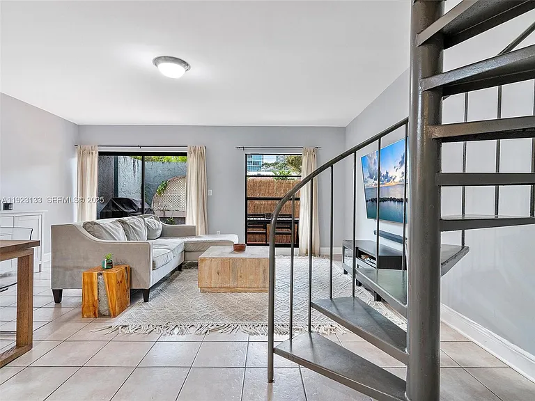 515 NE 38th St #10 — Photo 39