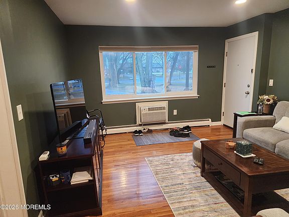 4th image of 304A South St APT A