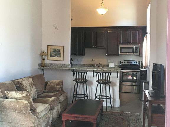 Foyer/Living area with Bar