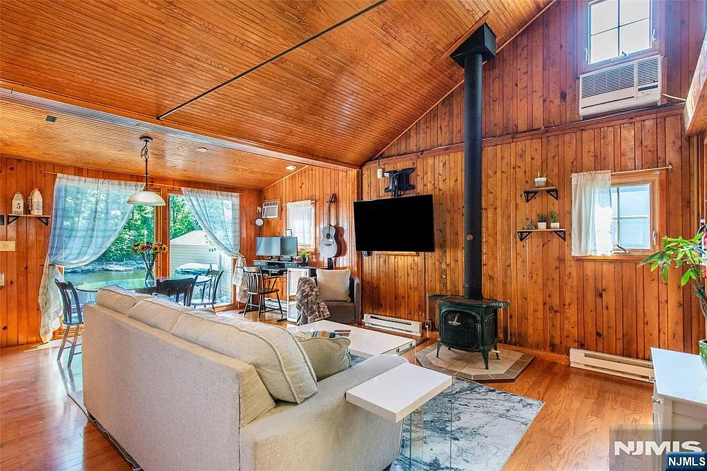 2 bed, 1.0 bath, $2,650 — Photo 3