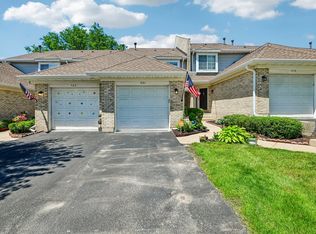 421 Lakeview Cir, Bolingbrook, IL 60440