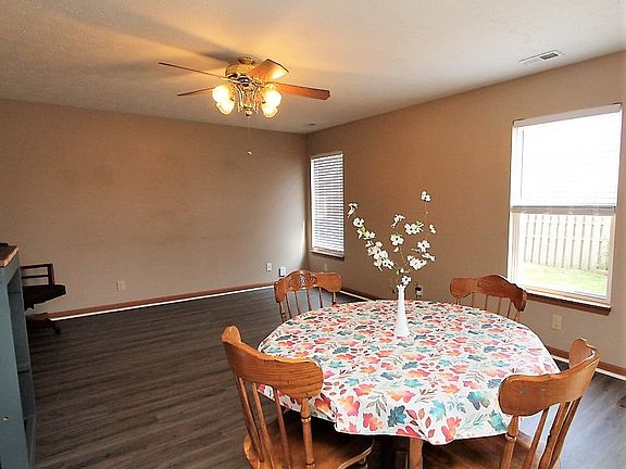 5th image of 405 Blakely Dr
