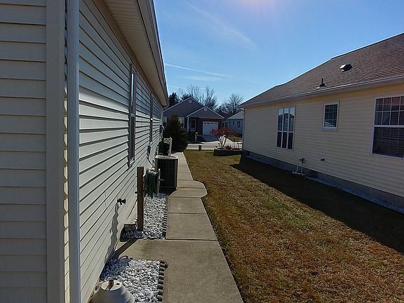 5th image of 100 Portsmouth Dr