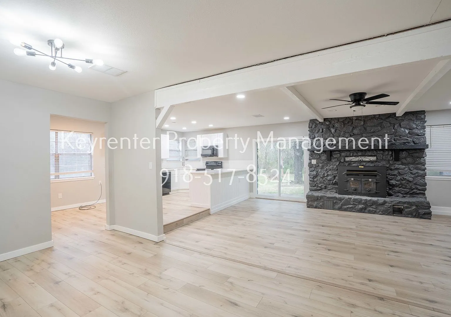 Beautifully Redone 3 Bedroom House! Available for August Move in! — Photo 4