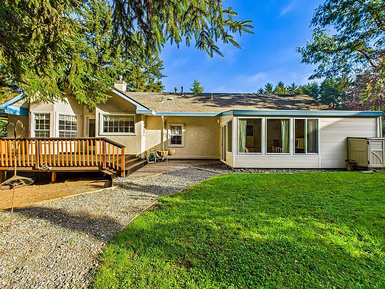 +Fenced/landscaped backyard
+Host will take care of yard 
+Shed (no guest access)
+Patio/porch
