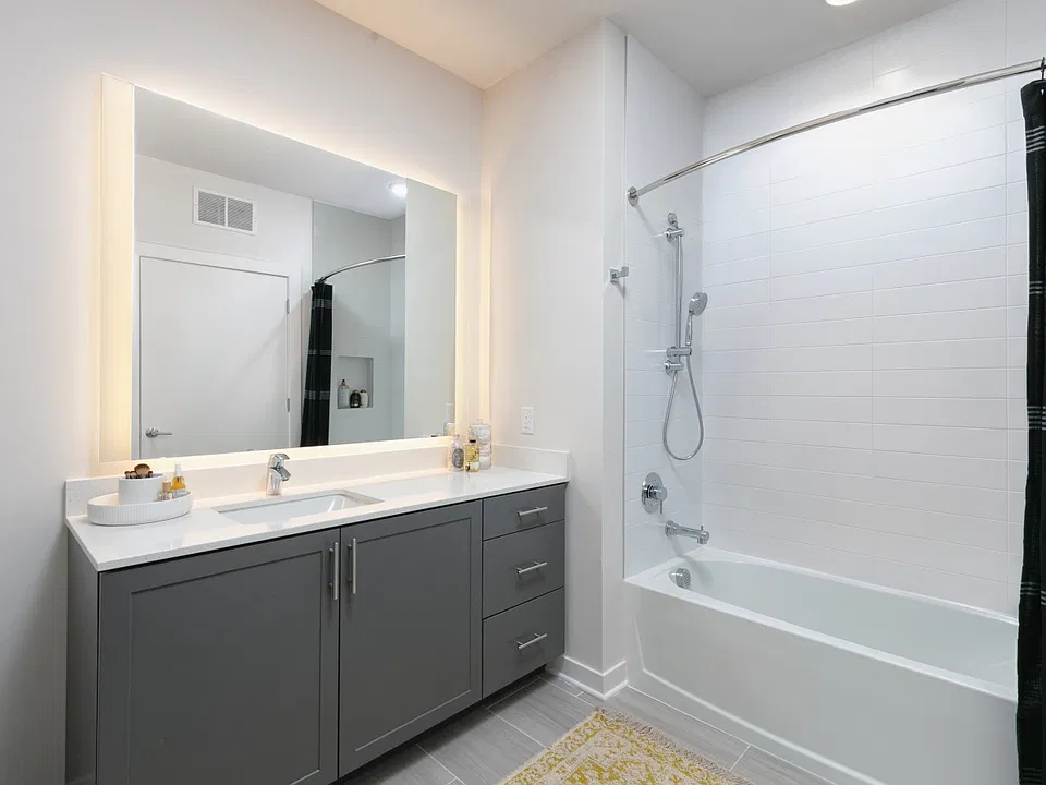 2 W 18th St #3