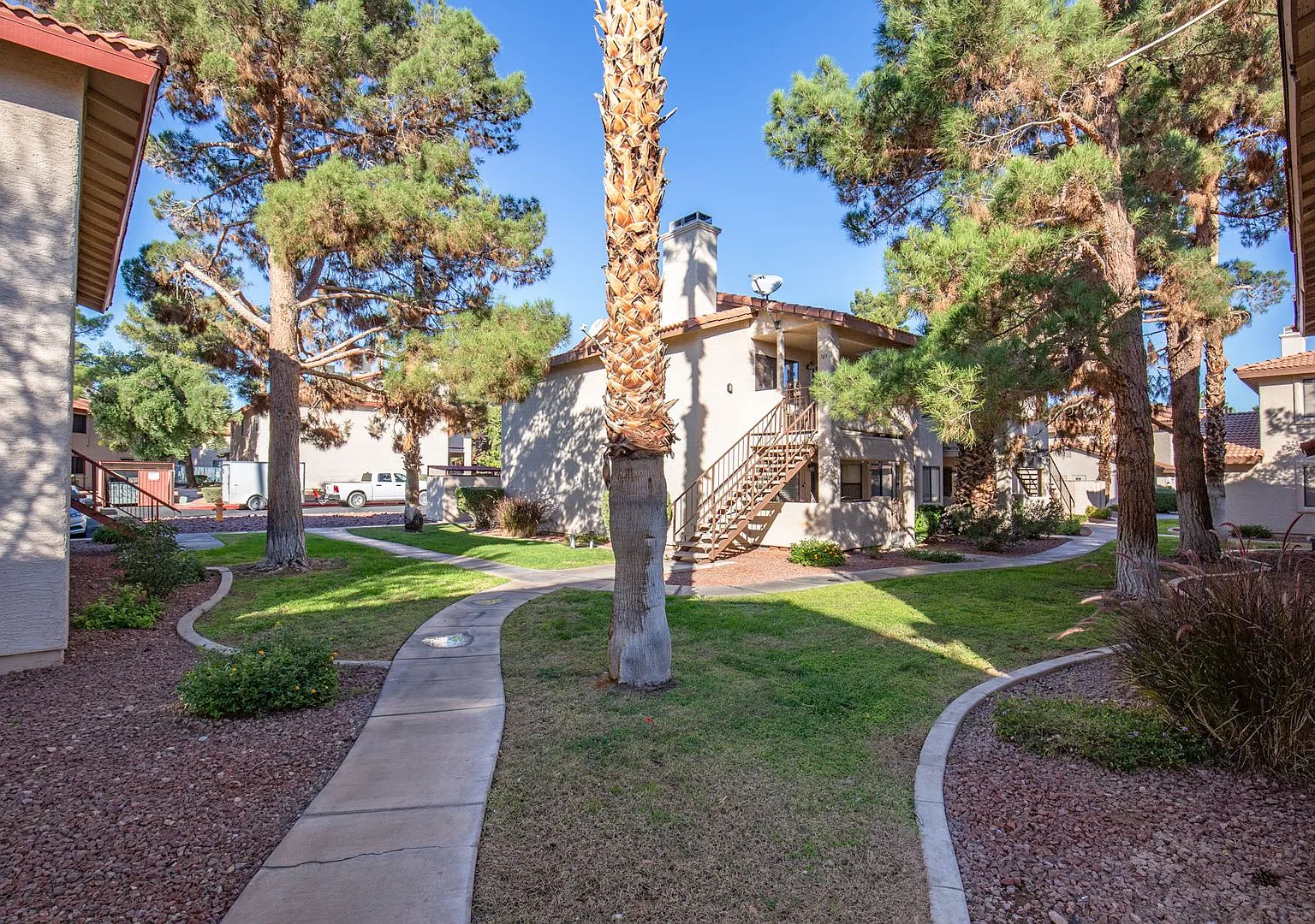 Completely remodeled 2nd floor unit near Summerlin — Photo 2