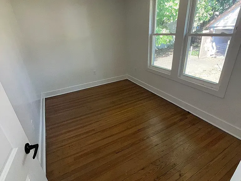 816 Essex Ave — Photo 9