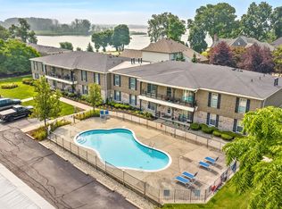 24360 E River Rd UNIT 30, Grosse Ile, MI 48138