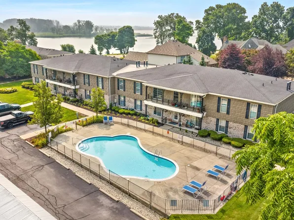 24360 E River Rd Unit 30, Grosse Ile, MI 48138