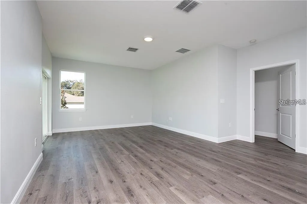 3 bed, 2.0 bath, 1270 sqft, $2,297 — Photo 3