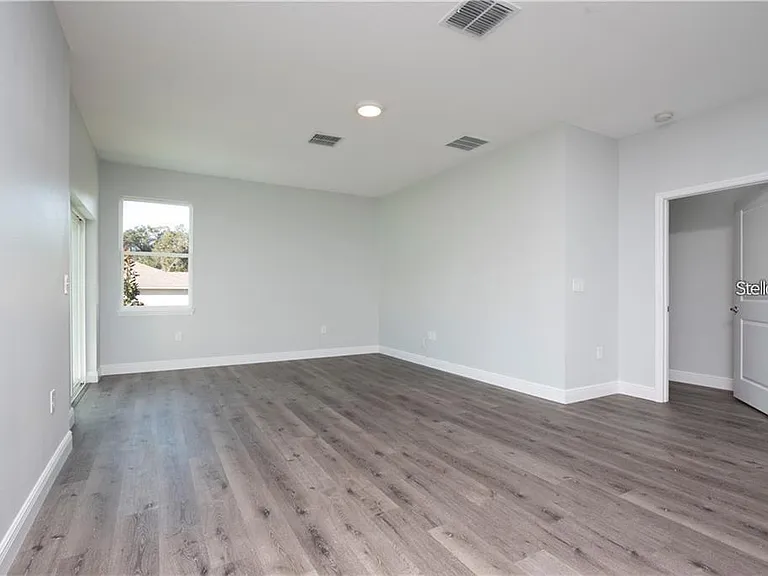 574 Geraldine Dr — Photo 3