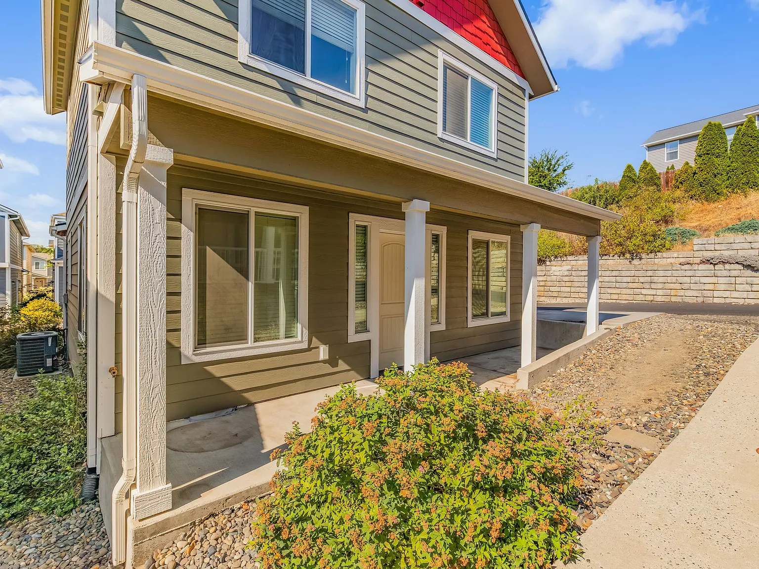 3 bed, 2.5 bath, 1560 sqft, $2,100 — Photo 3