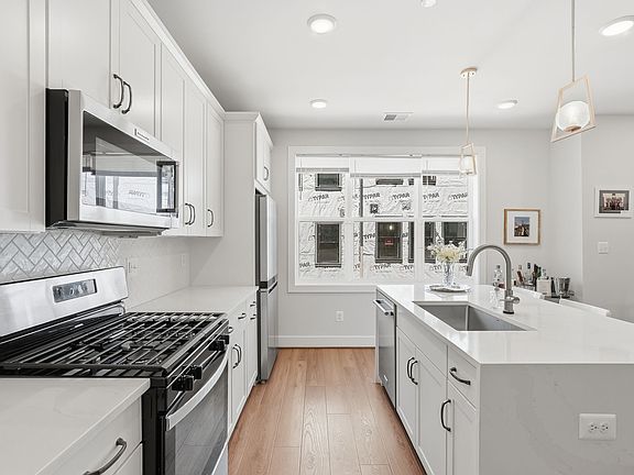 4th image of 4927 Eisenhower Ave