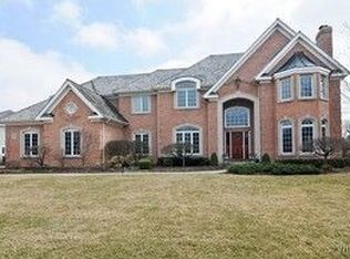 1325 Canterbury Cir, Libertyville, IL 60048