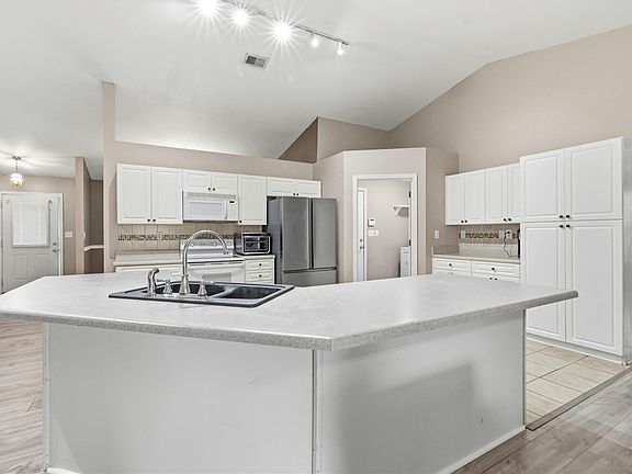 5th image of 642 Hunters Ln