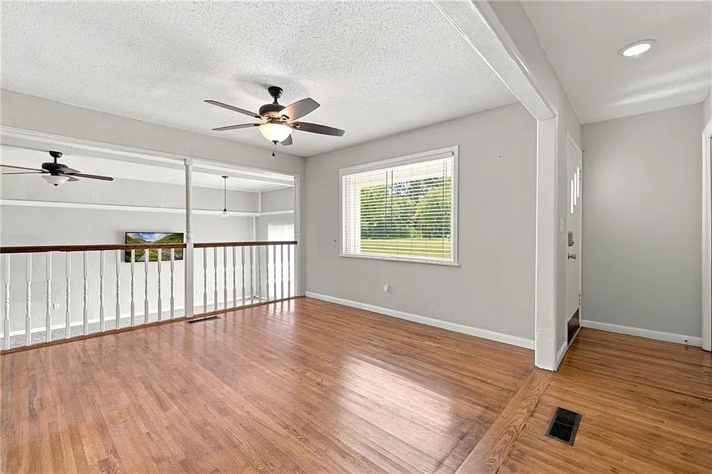 4 bed, 3.0 bath, 2165 sqft, $2,150 — Photo 2