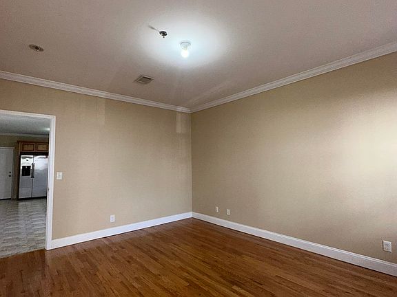 4th image of 272 Saint Pauls Ave Floor 1