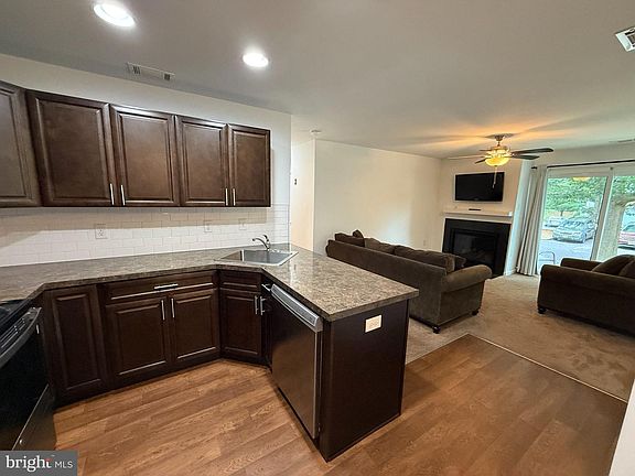 4th image of 141 Ashton Ct