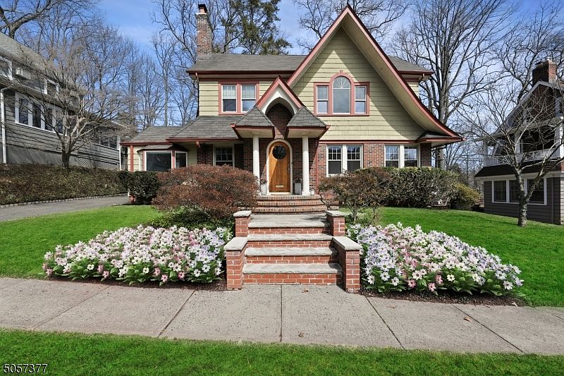 1st image of 292 Western Drive N
