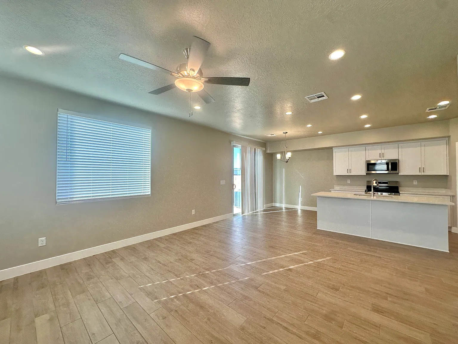 Newly Built beautiful 4 bedroom townhome — Photo 4
