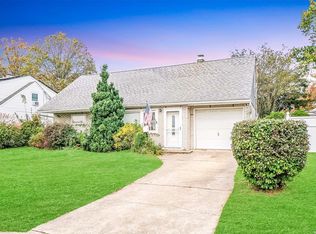 3675 Fiddler Ln, Bethpage, NY 11714