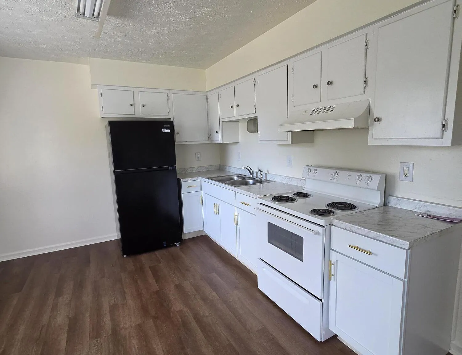 3 bed, 1.0 bath, 1053 sqft, $1,545 — Photo 3