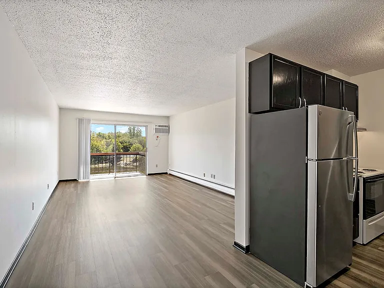 Winnetka Village Apts — Photo 9