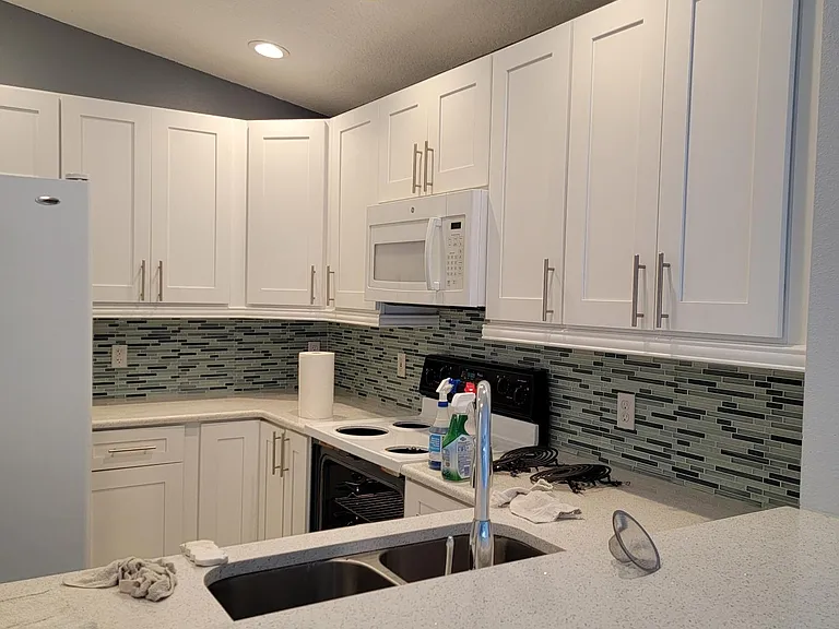 2125 Winsley St — Photo 3