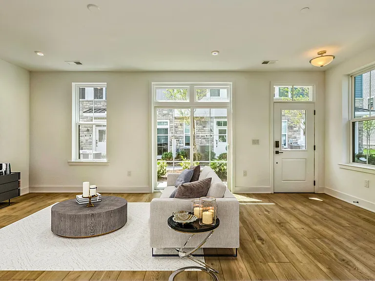 2107 Donatello Dr — Photo 10
