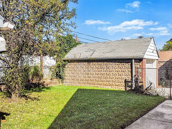 4th image of 11914 223rd St