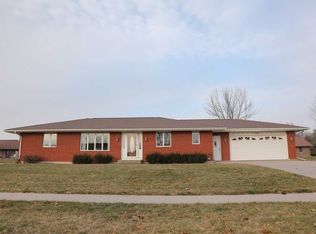 224 F Pl, Kalona, IA 52247