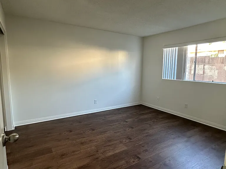 16205 Woodruff Ave — Photo 9