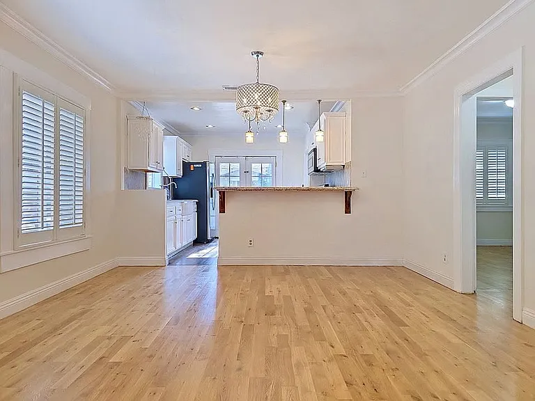 3819 S Van Ness Ave — Photo 5