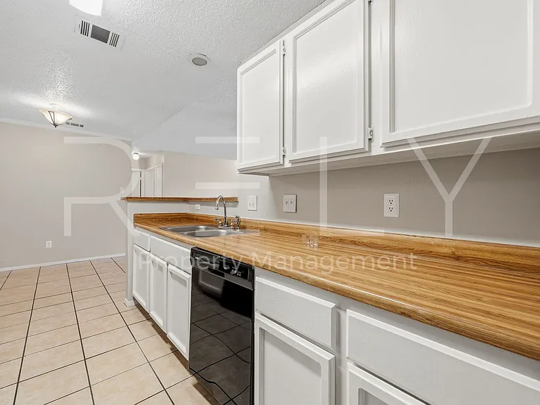 CV-AUS8001 West Gate — Photo 15