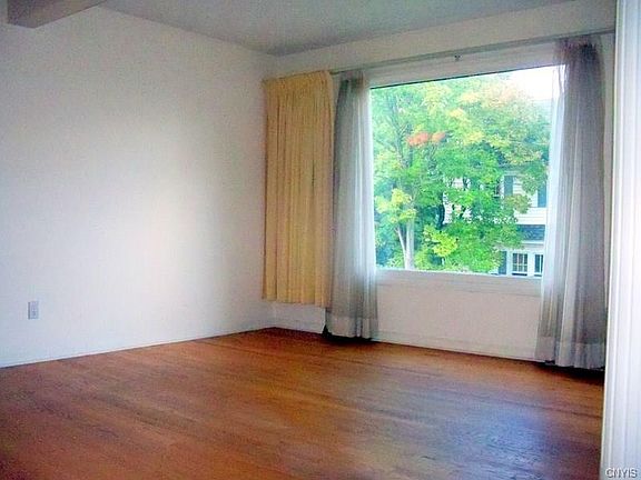 4th image of 105 Milford Ct
