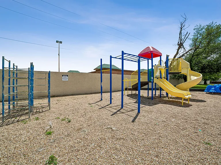 L ABRI APARTMENTS — Photo 12