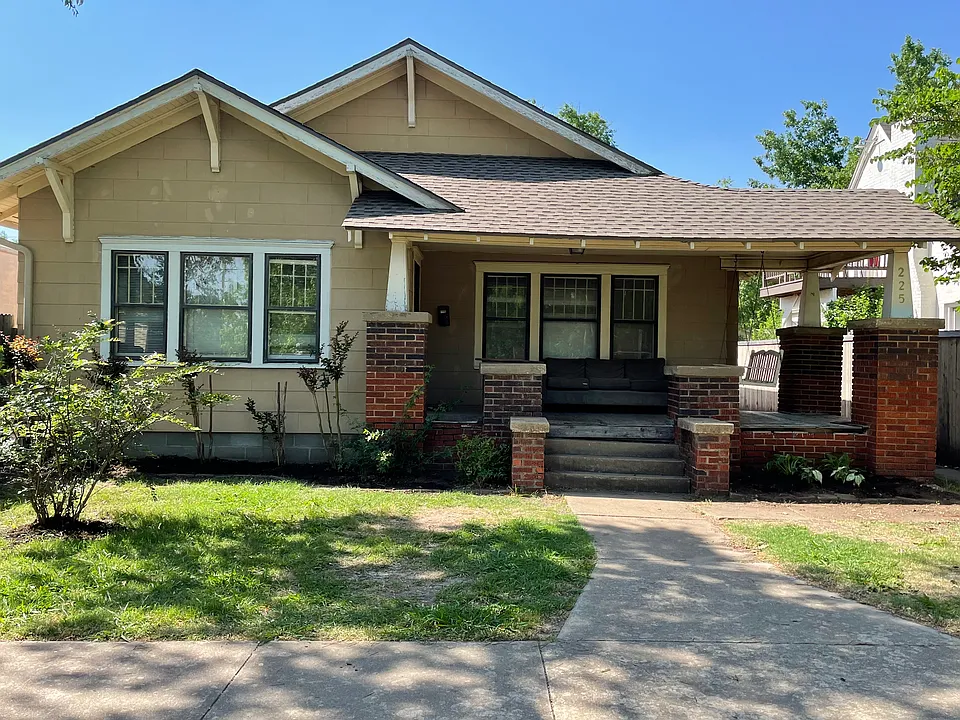 225 W Apache St