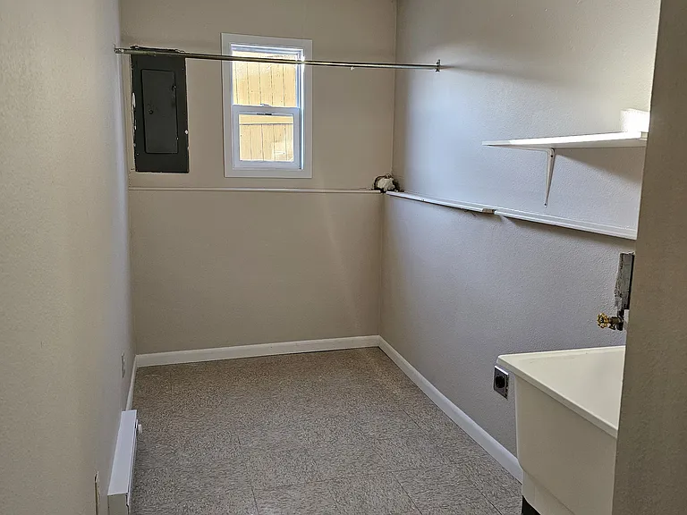 3233 Johnston Ln — Photo 7