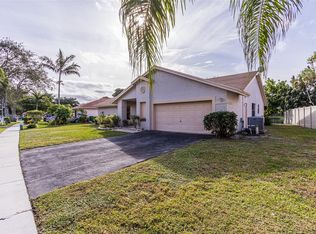 9760 Forest Dr, Miramar, FL 33025