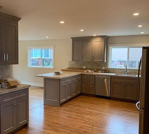 3rd image of 826 Louise Dr