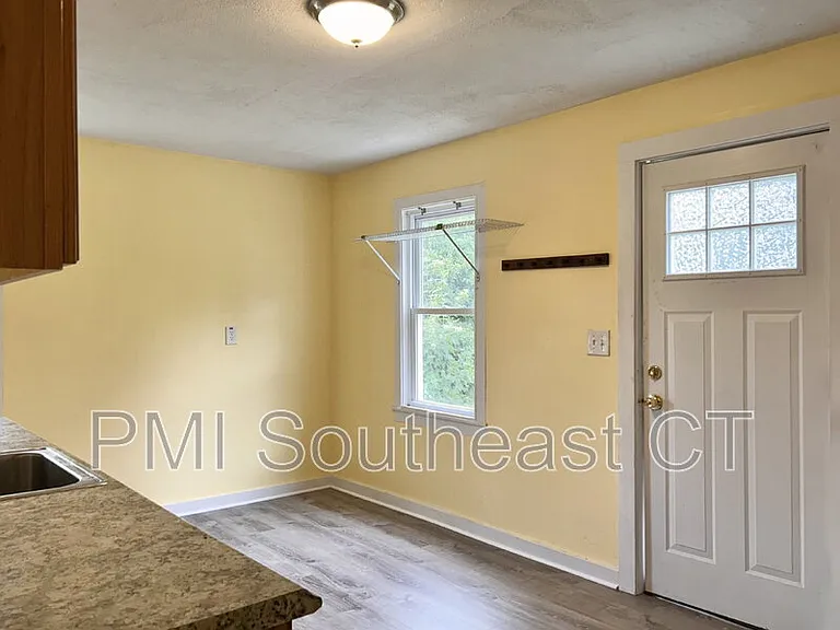 60 Hawthorne Dr — Photo 4