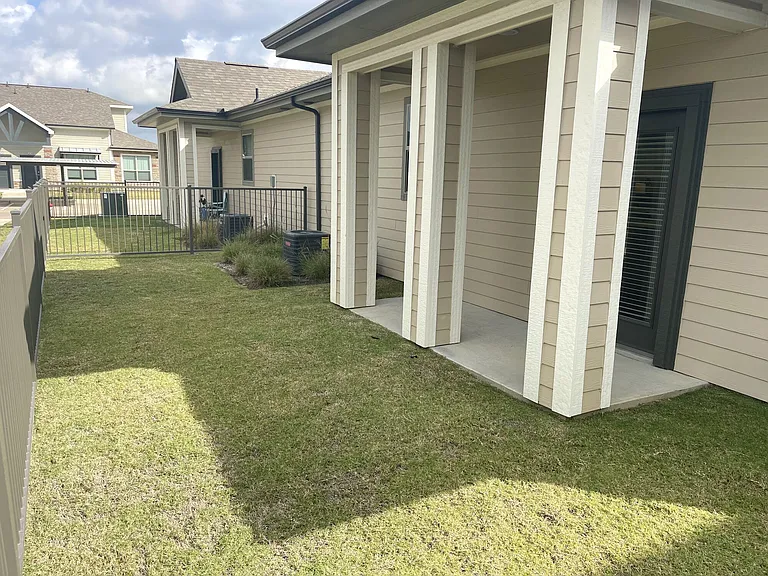 Home at Waller — Photo 10