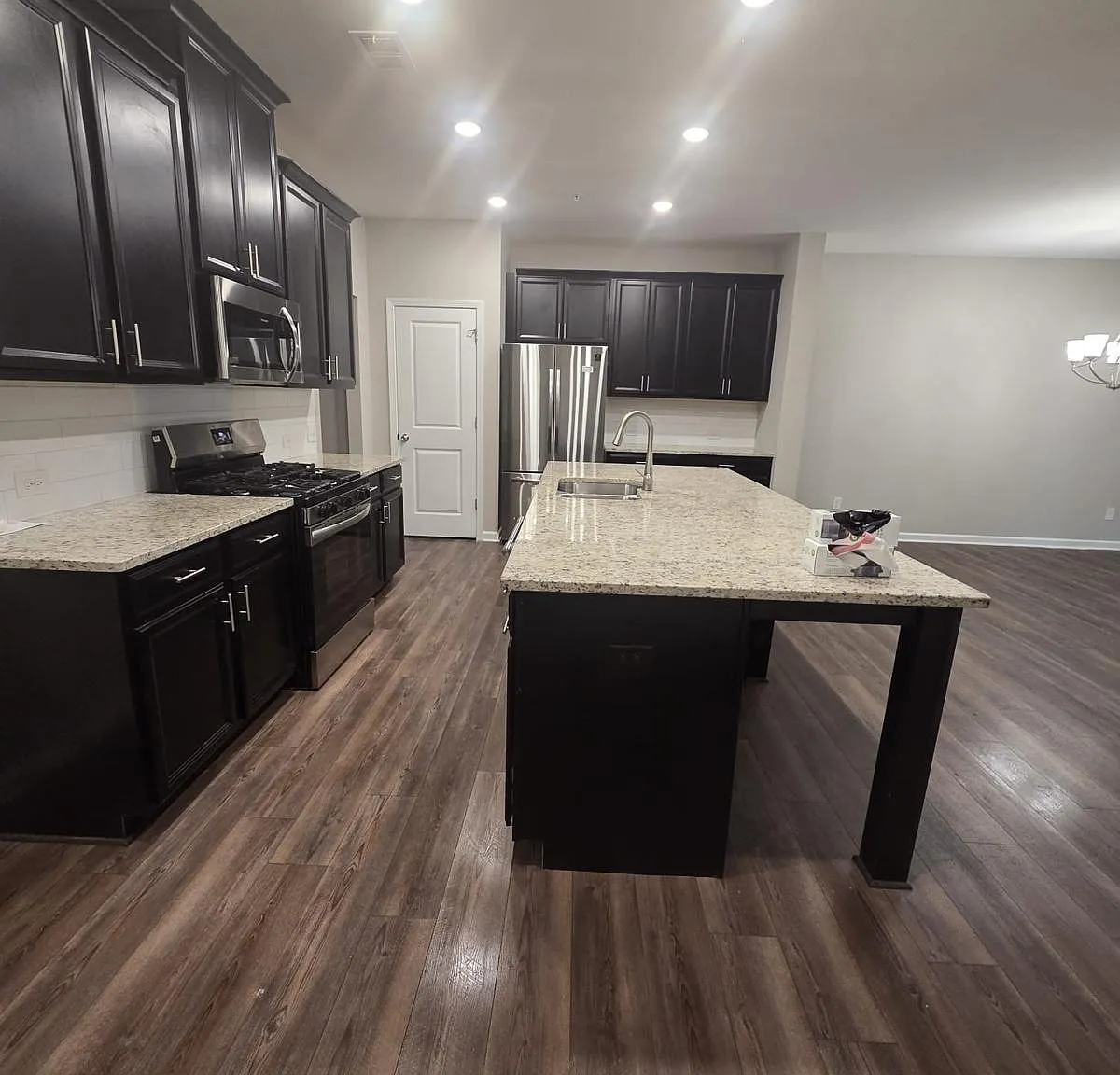 3 bed, 2.5 bath, 2005 sqft, $3,400 — Photo 2