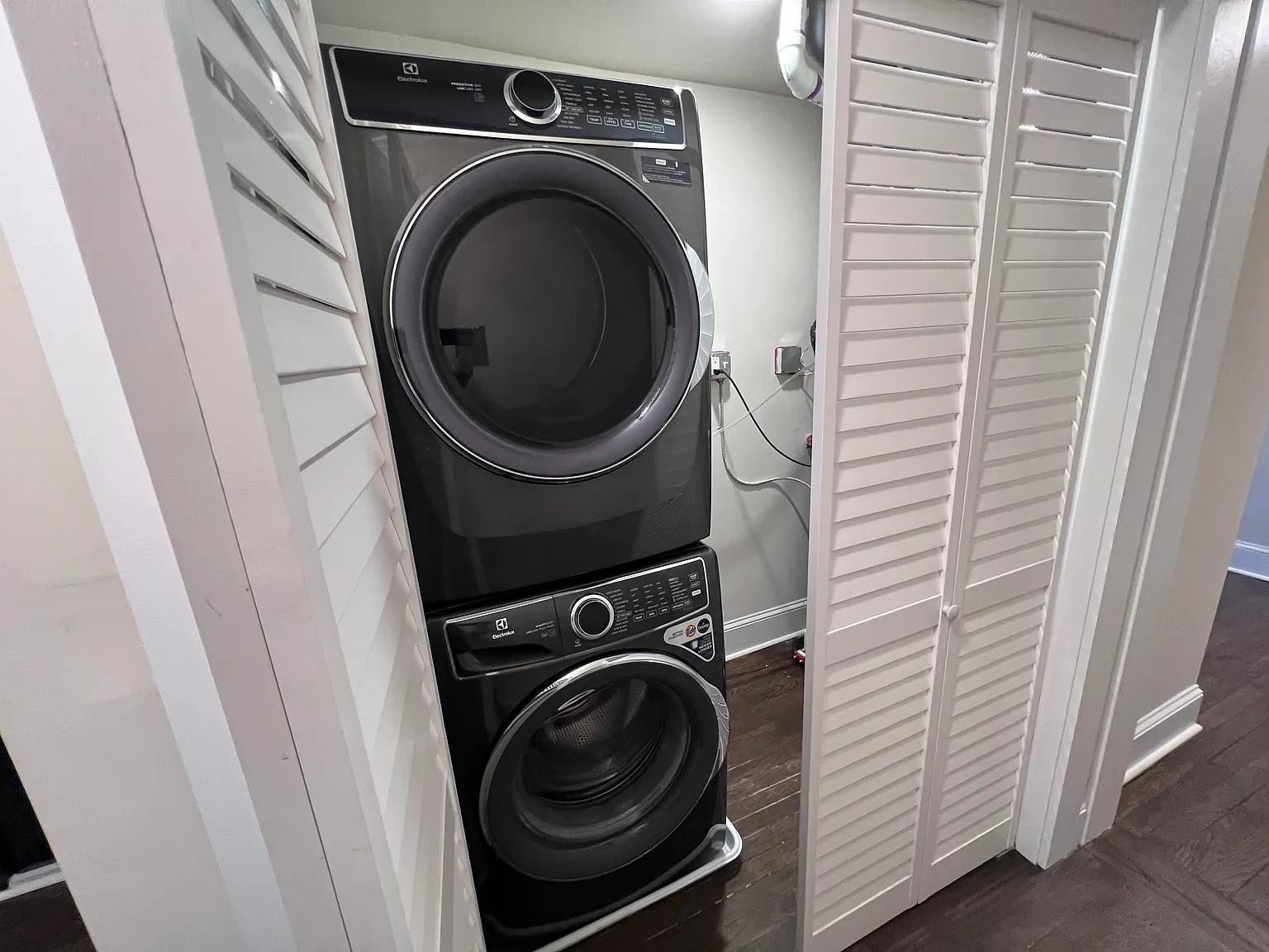 2 bed, 1005 sqft, $4,080 — Photo 4