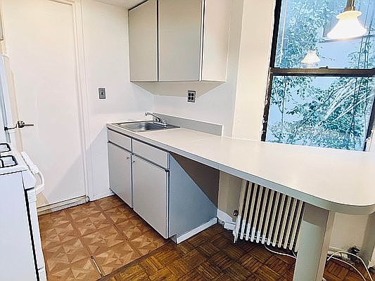 4th image of 417 E 6th St APT 10