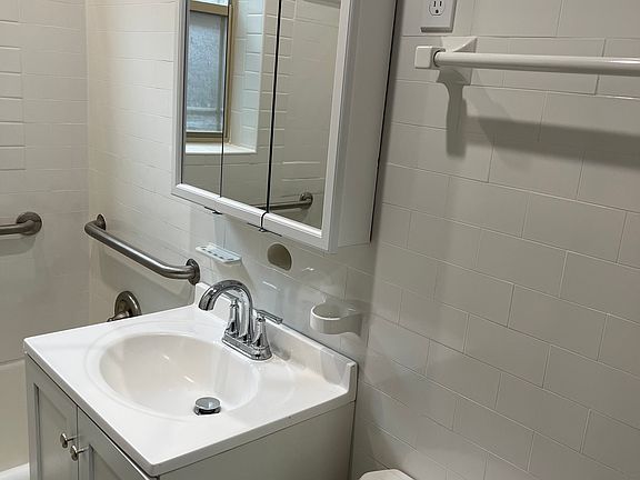 3rd image of 2436 W Thorndale Ave APT 2W
