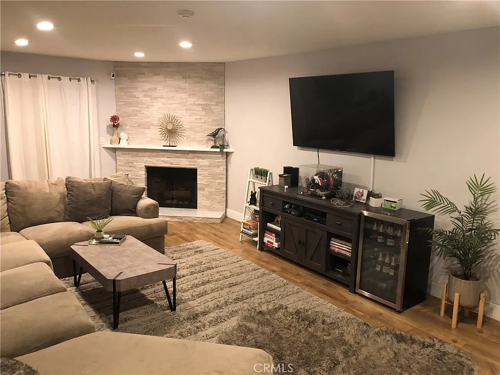 3 bed, 2.5 bath, 1693 sqft, $6,500 — Photo 4