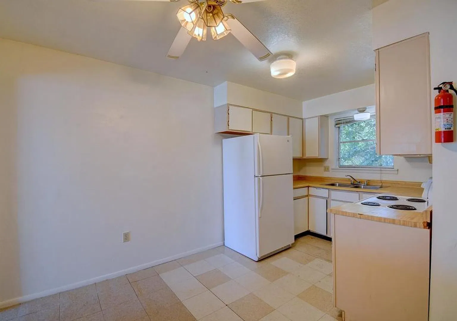 1812 Mary Ellen St NE — Photo 4