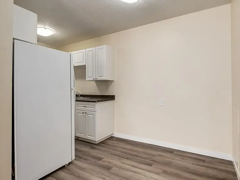 7315 Yellowhead Trl NW — Photo 11